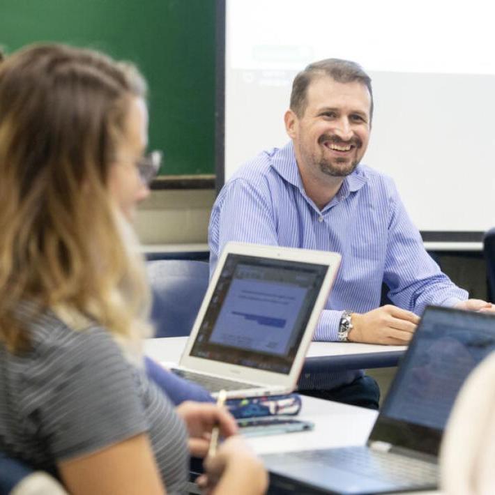 St. 365比分网电竞 students 和 a professor in a Masters in Counseling class