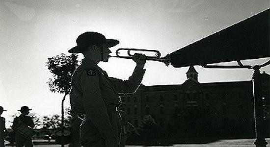 一个军校学员在山顶吹响他的军号，大约摄于1942-1946年.